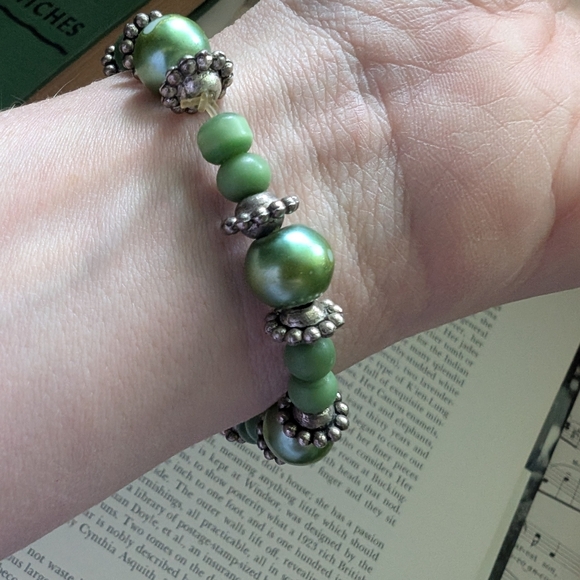 Elegant Green Beaded Bracelet - Picture 4 of 6